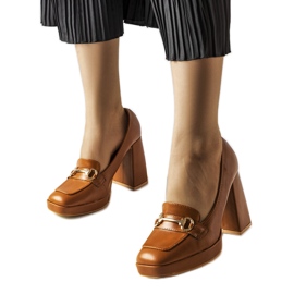 Sapatos marrons em um bloco geométrico de Blaiss marrom