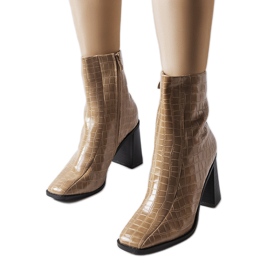 Botins isolados bege com padrão de crocodilo, Belluci