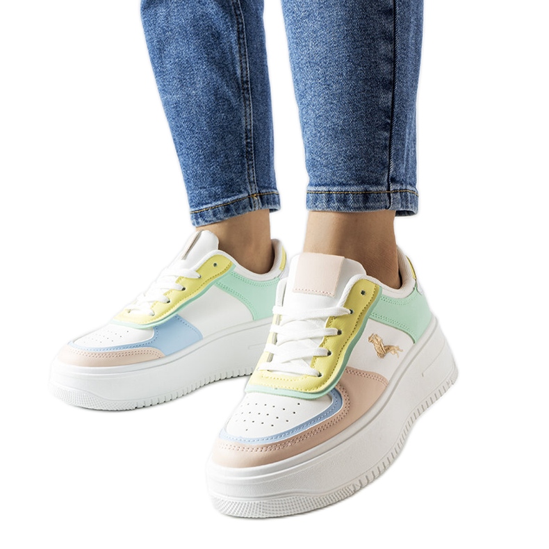 Tênis coloridos na plataforma Gidle branco