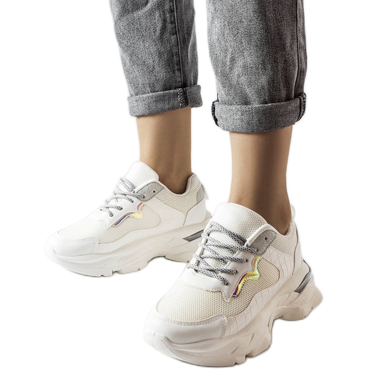 Tênis branco decorado com glitter da Beatrice