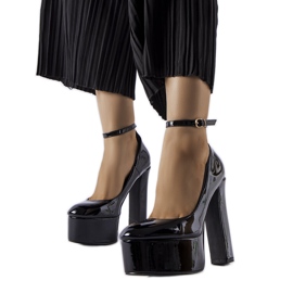 Sapatos de salto alto patenteados pretos Colle