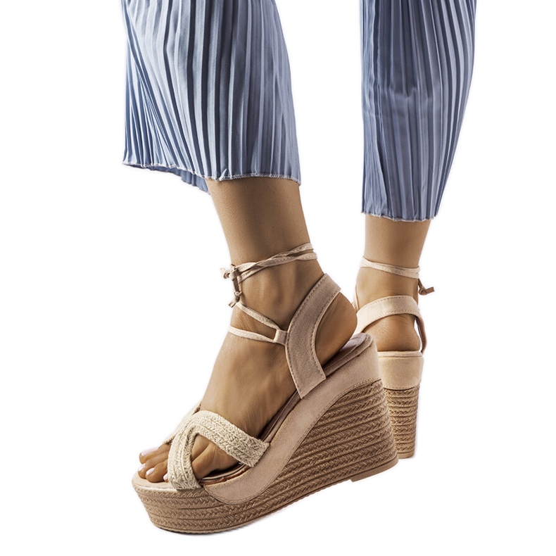 Alpercatas de cunha bege, Berta