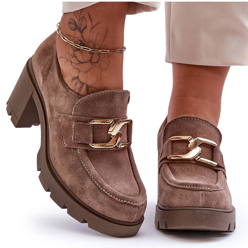 Lemar Sapatos elegantes Harmell bege escuro em um pilar com um ornamento dourado