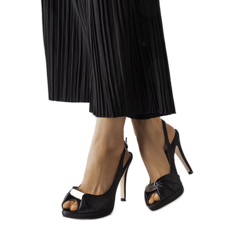 Sandália salto alto preto Crispin.