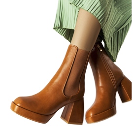 Bota marrom com salto grosso, Watson. castanho Bota marrom com salto grosso, Watson. castanho