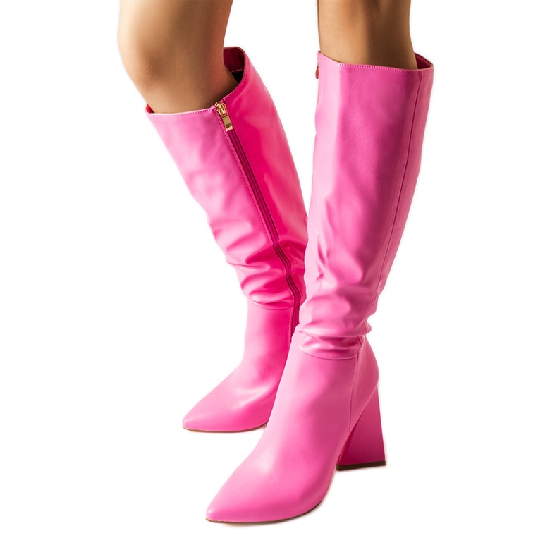 Botas cor-de-rosa no posto da Medicina