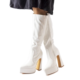 Botas brancas em um post enorme de Sovizzo branco Botas brancas em um post enorme de Sovizzo branco