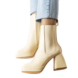 Bota bege com salto grosso, Watson.