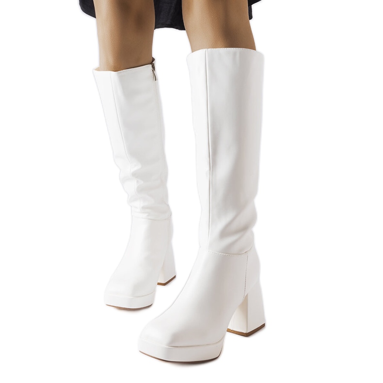 Botas brancas em um poste maciço de Villanova branco