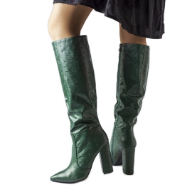 Botas verdes com relevo no poste Delfina