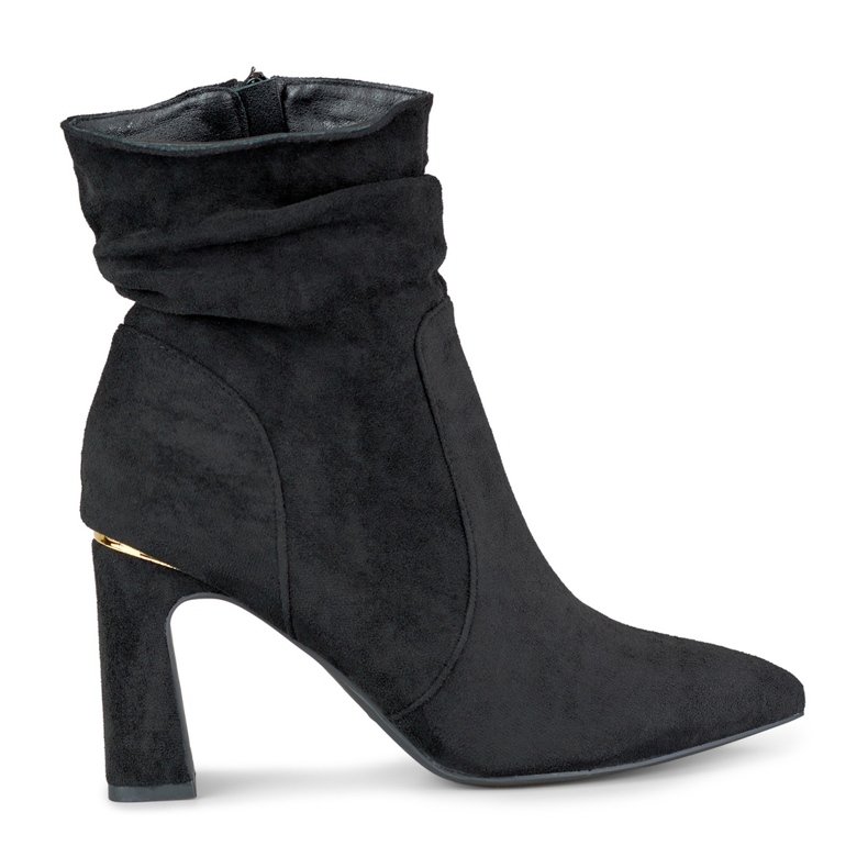 Botas pretas femininas em poste decorado preto