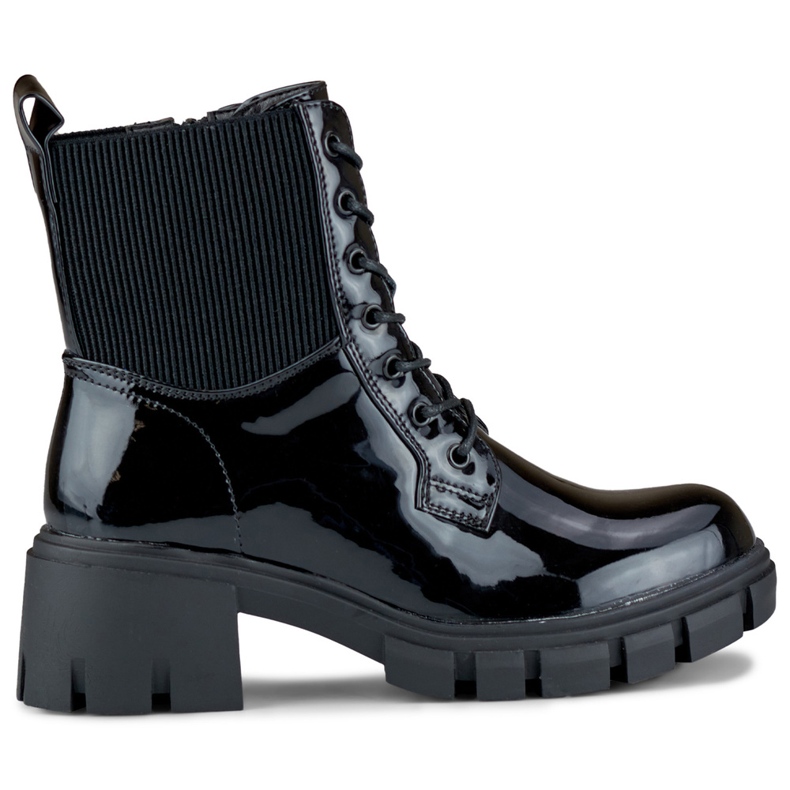 Botas femininas pretas lacadas no poste preto