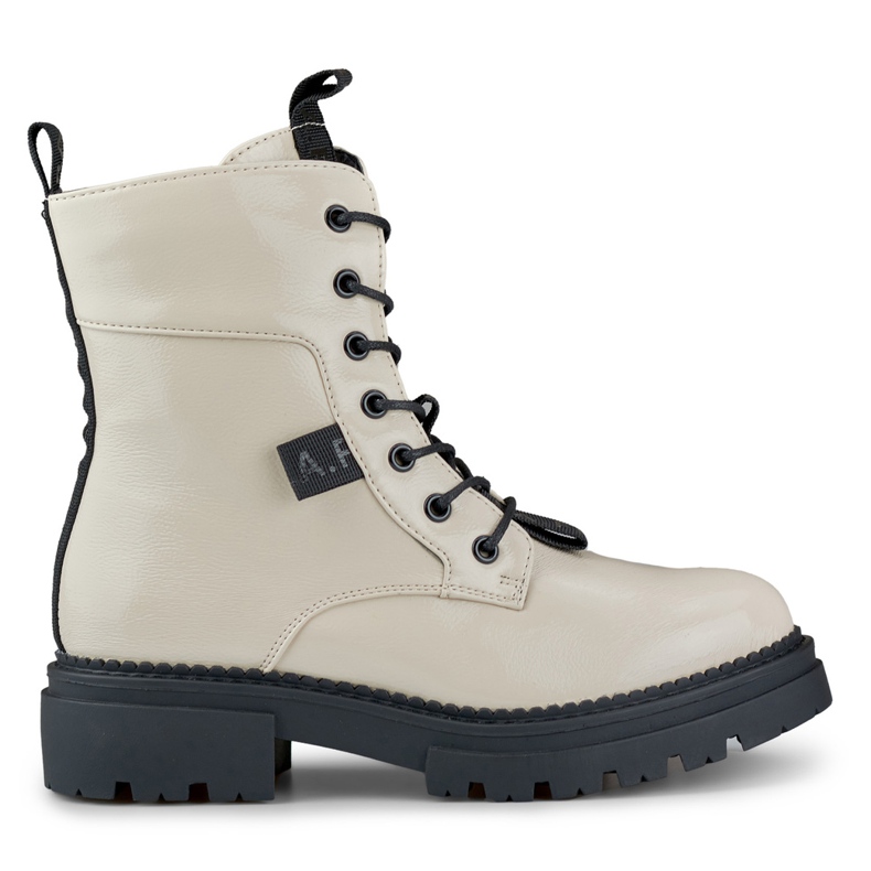 Operárias bege laqueadas da Carole