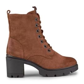 Botas de camurça marrom em um poste confortável
