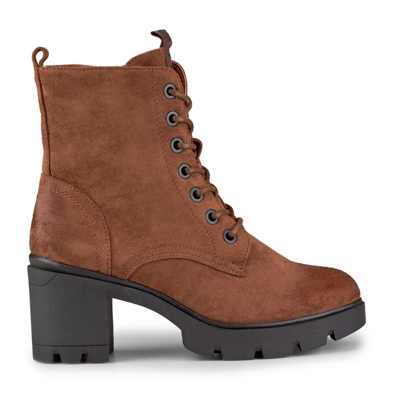 Botas de camurça marrom em um poste confortável castanho Botas de camurça marrom em um poste confortável castanho