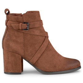 Botas de senhora castanhas em poste com fecho decorativo marrom