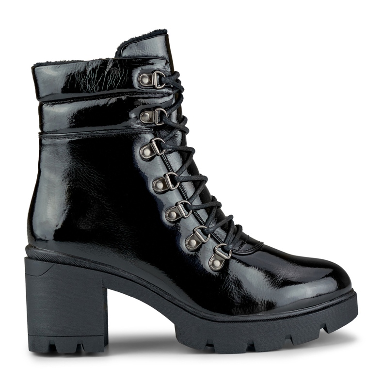 Botas femininas pretas lacadas no poste preto