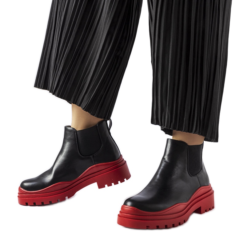 Botins pretos em plataforma Marinone colorida