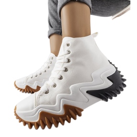 Tênis esportivo branco com sola grossa da Toro