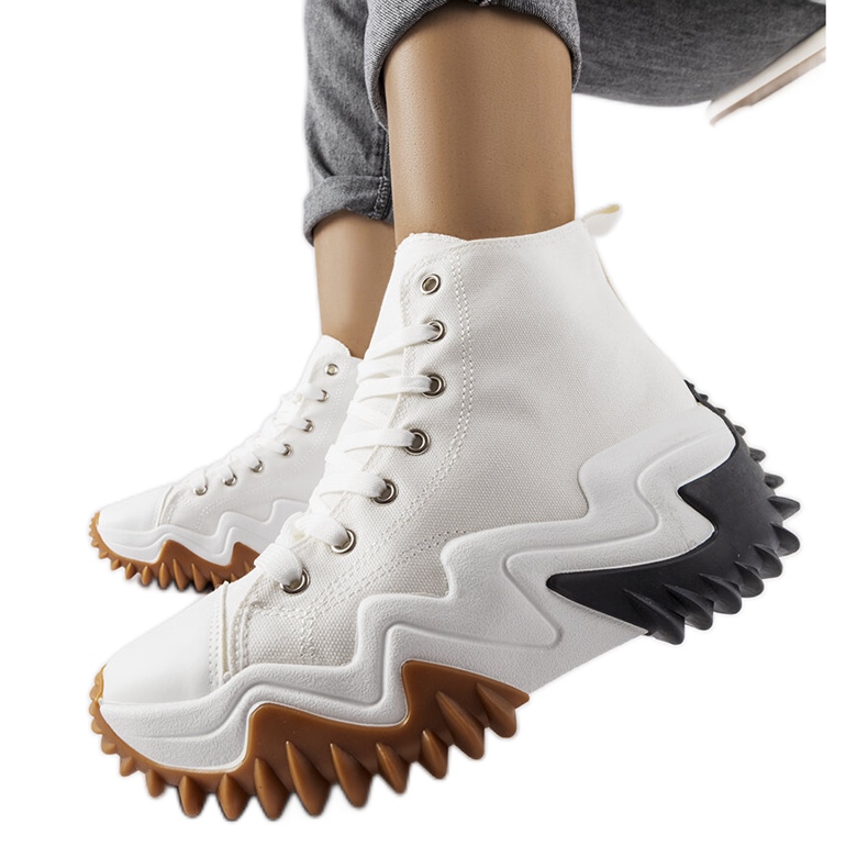 Tênis esportivo branco com sola grossa da Toro