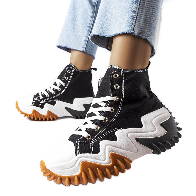 Tênis preto com sola grossa da Toro