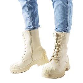 Botas bege claro com sola mais grossa da Manara