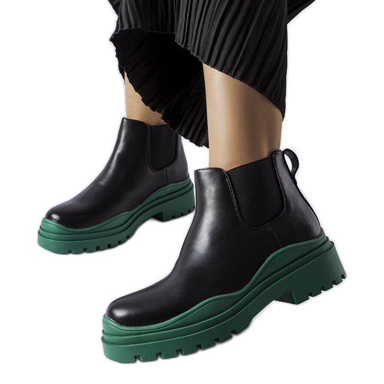 Botins pretos em plataforma Marinone colorida