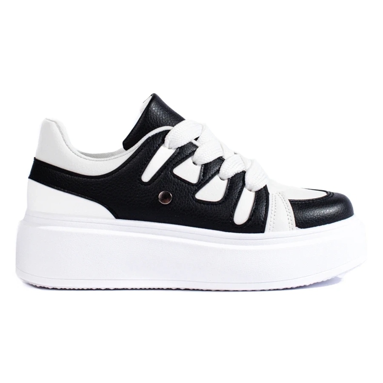 Tênis feminino preto e branco da Shelovet com sola grossa