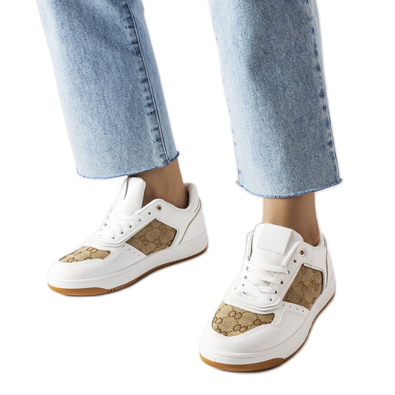 Inna Tênis branco decorado com o monograma Isidor