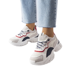 Inna Tênis branco com banda de rodagem visível da Rosita Inna Tênis branco com banda de rodagem visível da Rosita