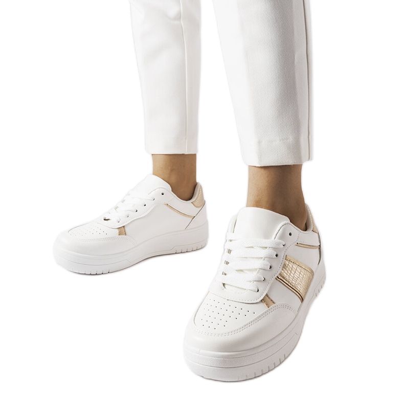 Tênis esportivos branco e dourado da Parma