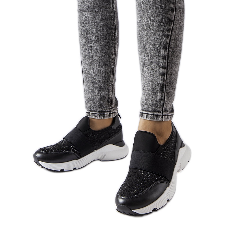 Tênis preto com strass da Algiso