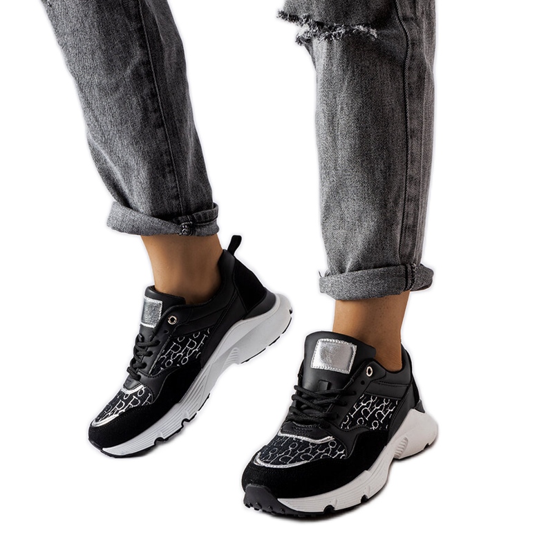 Tênis preto com decoração prateada do Rio branco