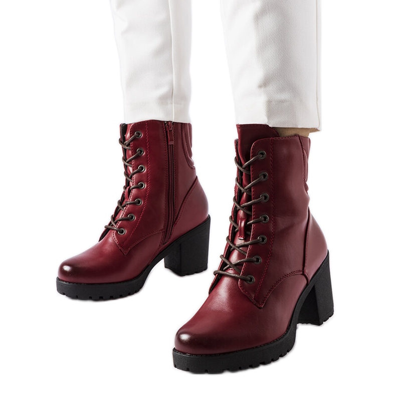 Inna Botins com isolamento Borgonha, Lanza vermelho