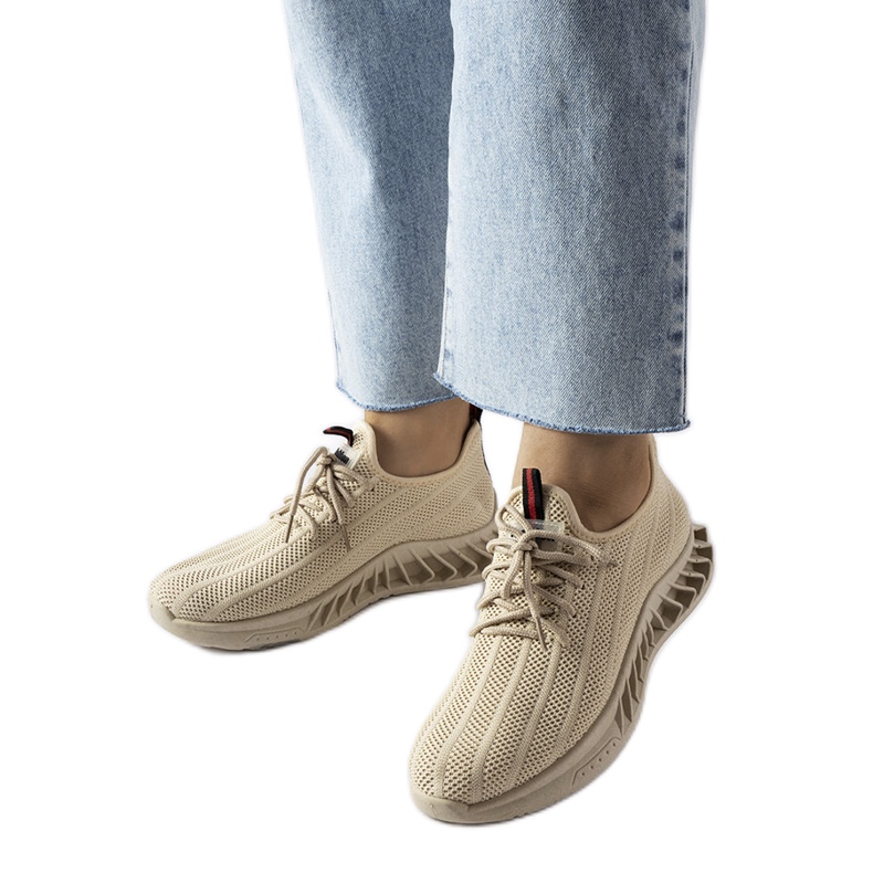 Sapatos slip bege com renda