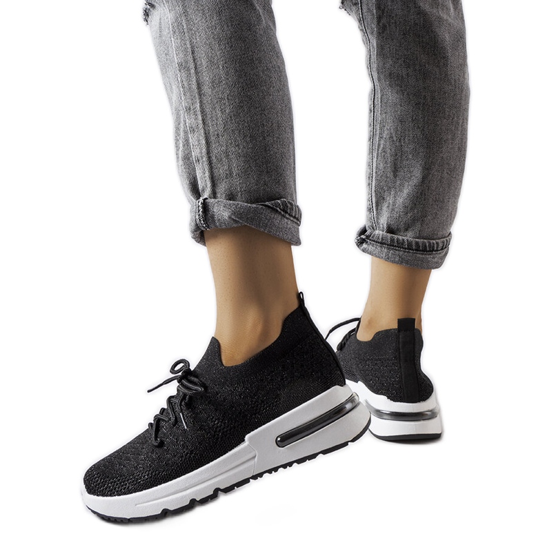 Inna Tênis preto decorado com fio Randolph brilhante