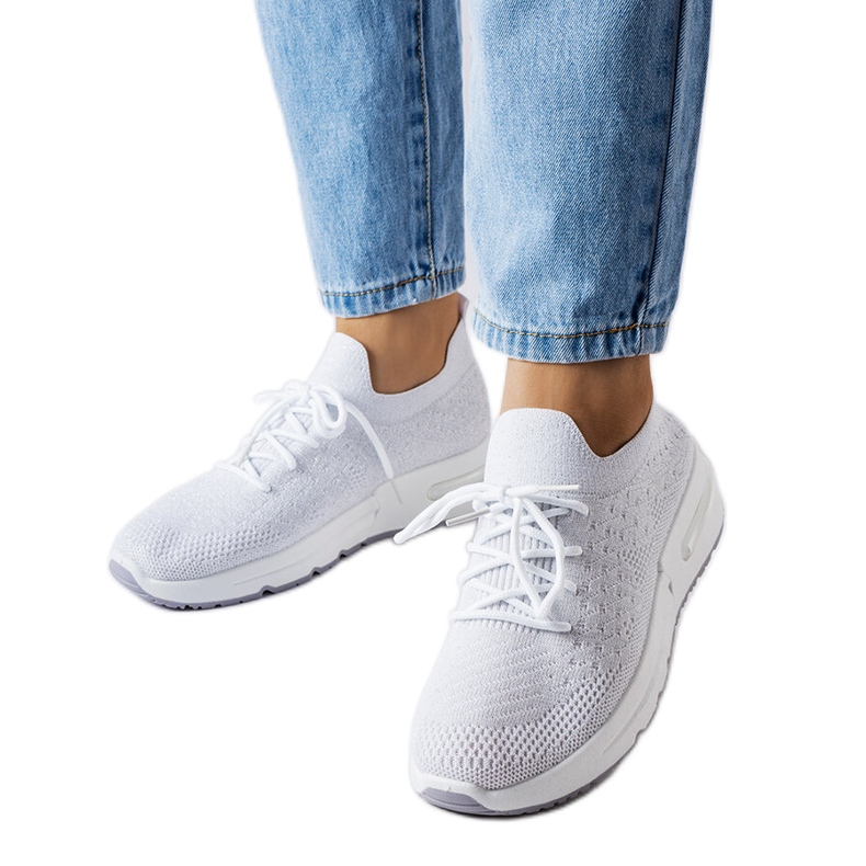 Inna Tênis branco decorado com fio prateado da Randolph