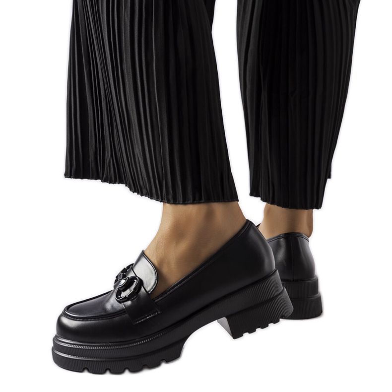 Mocassins pretos com fivela preta da Morubio