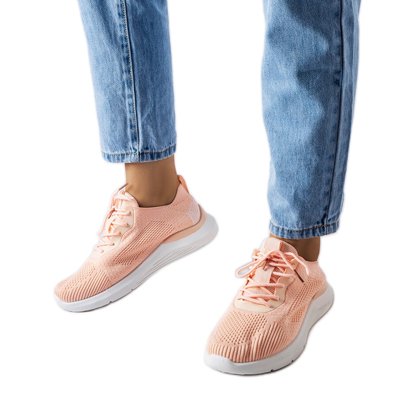 Tênis laranja e branco da Nelson