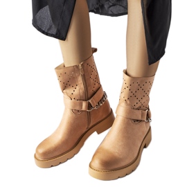 Botas bege vazadas com corrente da Procopio