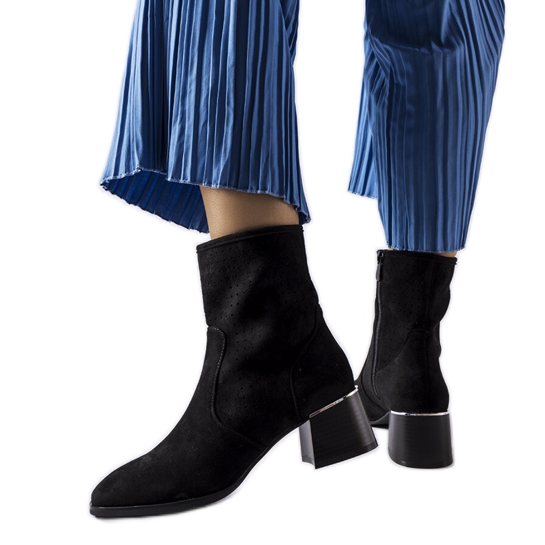 Botins pretos com parte superior perfurada da Cavallo