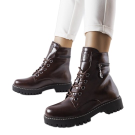 Trabalhadores com cordões marrons Eloisa marrom