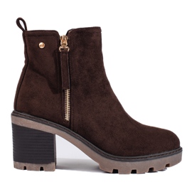 Botins de camurça marrom com salto largo da Vinceza castanho Botins de camurça marrom com salto largo da Vinceza castanho