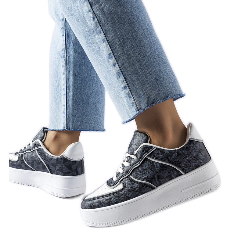 Inna Tênis preto decorado com o monograma Sands