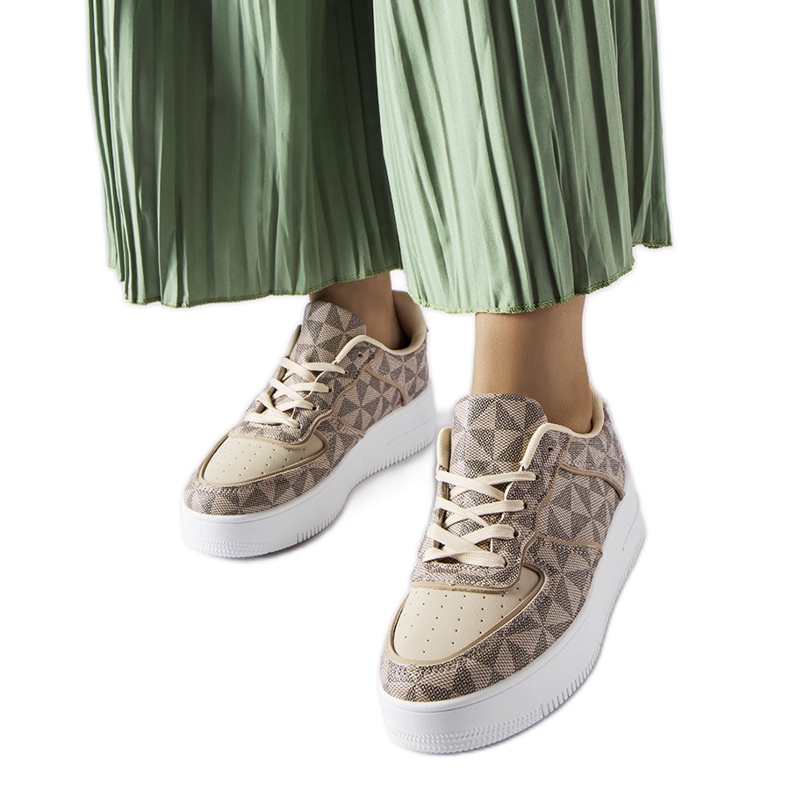 Inna Tênis bege decorado com o monograma Sands