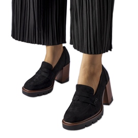 Sapatos pretos com inserção de couro da Vinceza