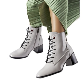 Inna Botins com isolamento cinza da Vinceza