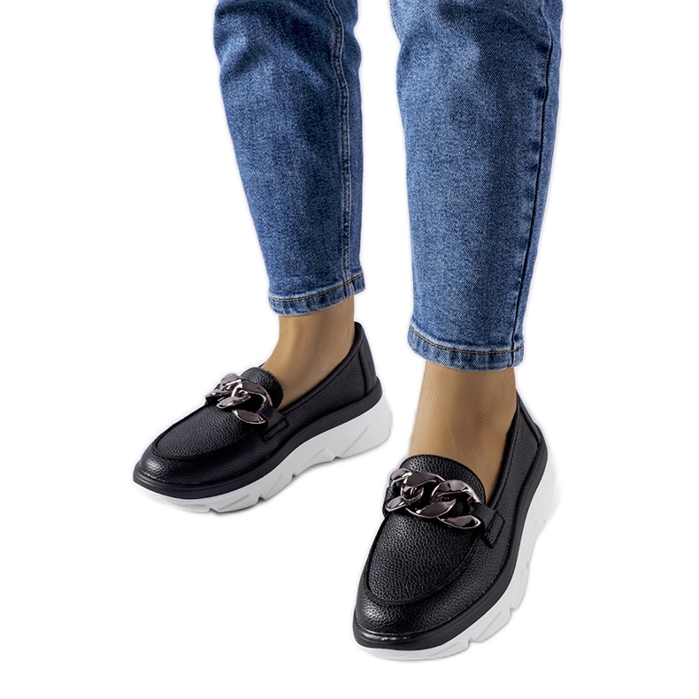 Mocassins pretos com corrente Vinceza
