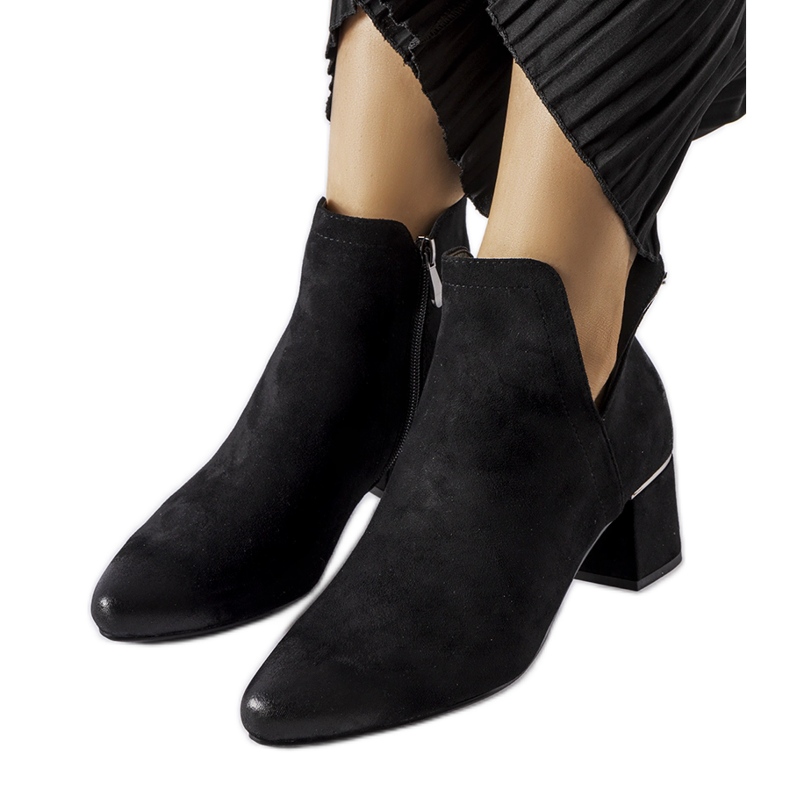 Botins pretos de salto baixo da Vinceza