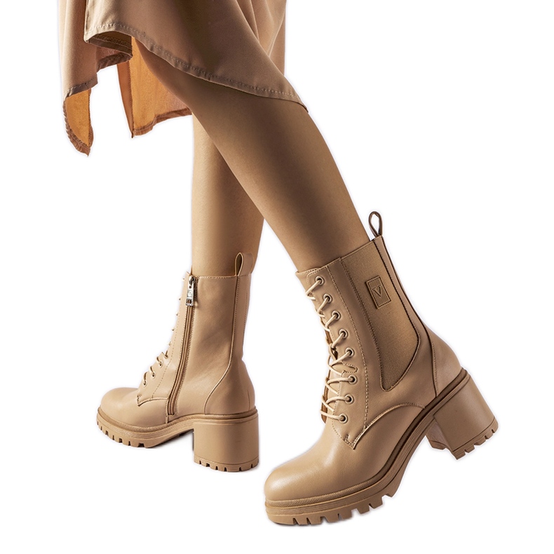 Botins com isolamento bege da Vinceza